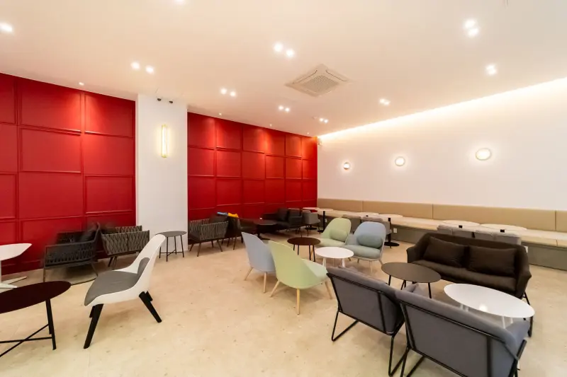 강렬한 레드월이 돋보이는 일산 모던 카페 인테리어